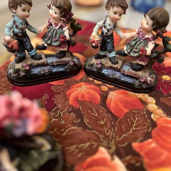 Bundle of ceramic cherubs figurines with floral scenery. - Picture 14 of 16